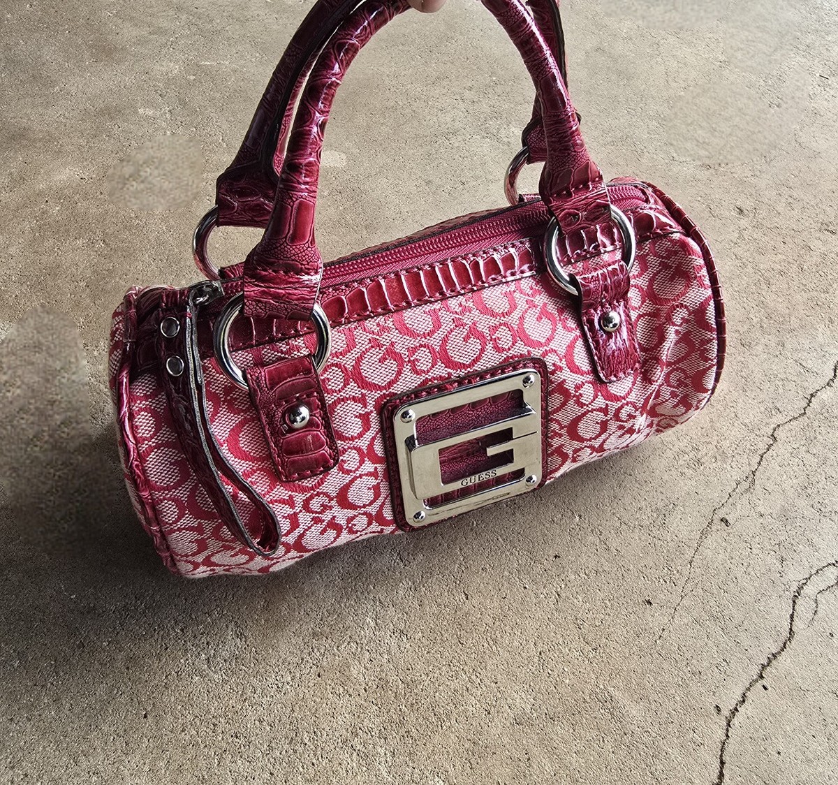 バッグ Y2K Archive guess Monogram barrel Bag Vintage Y2K GUESS Pink Monogram Logo Mini Micro Barrel Bag Purse