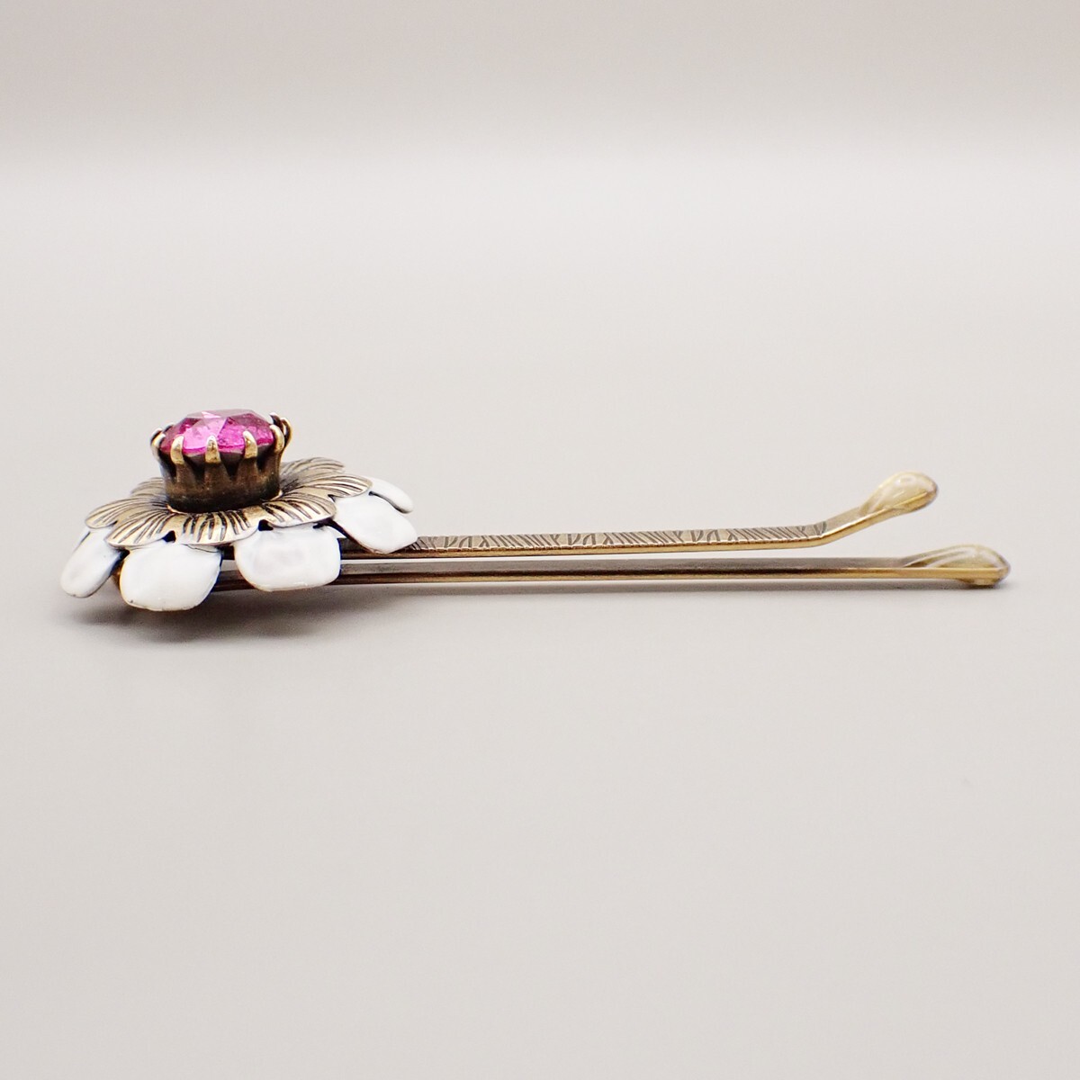 GUCCI - ぺりこ GUCCI Logo Bijou Flower Hair Pin Accessory White Pink Gold