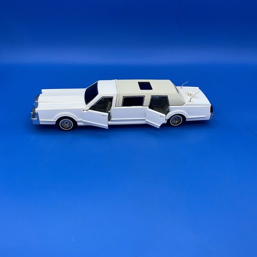 Preowned WHITE LINCOLN CONTINENTAL LIMOUSINE 1:32 MAJORETTE - Picture 1 of 12