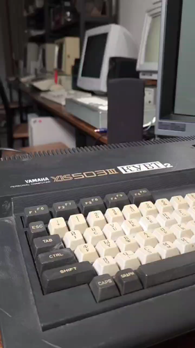 Sprawdzony działający Yamaha YIS-503IIR КУВТ2 - radziecki komputer MSX - Film 1 z 1