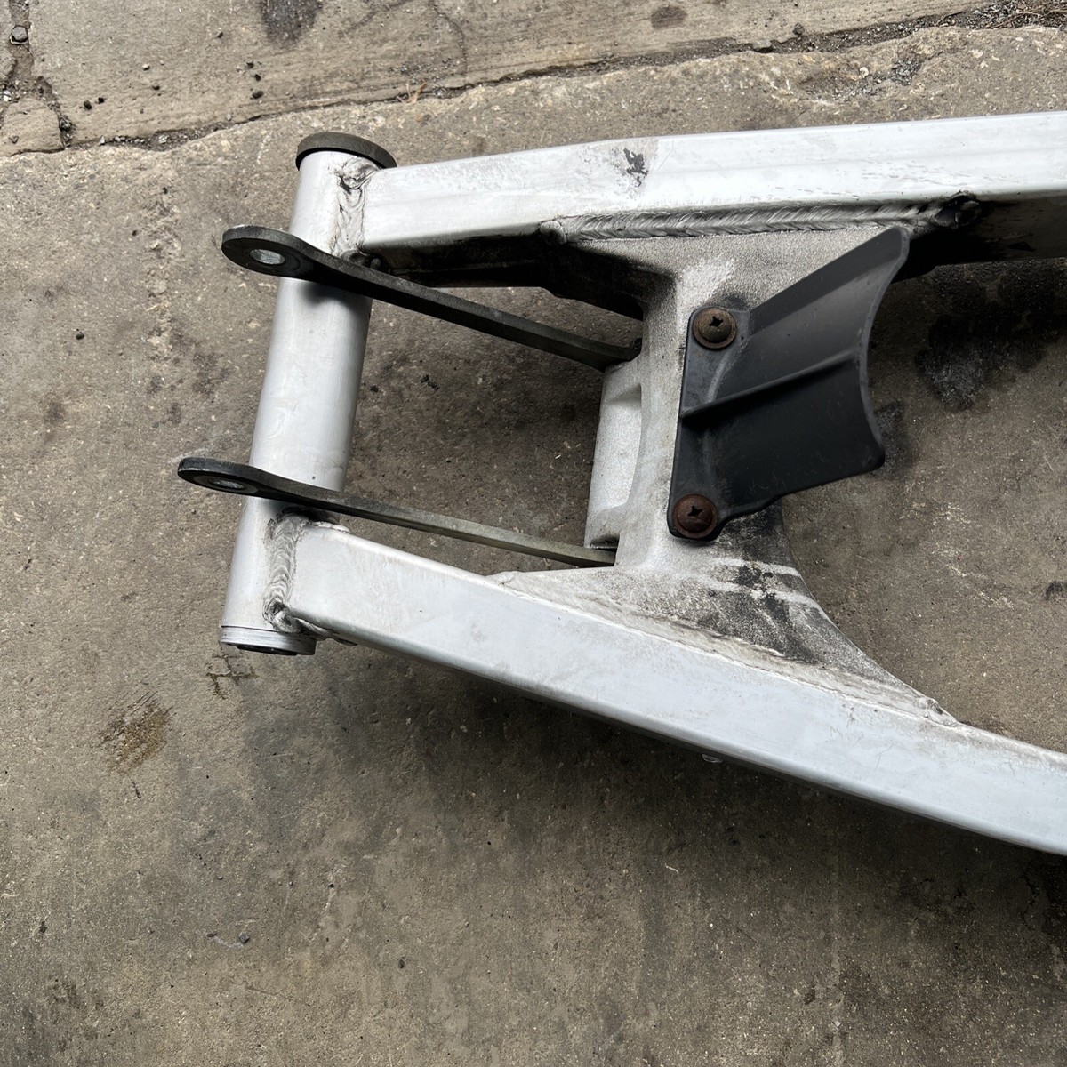 1989 Suzuki GSXR 1100 OEM Swingarm Arm Assembly Links Chain