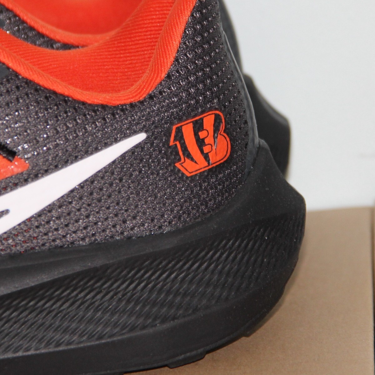 Nike Air Zoom Pegasus 40 Cincinnati Bengals Shoes Mens 9  display picture 3