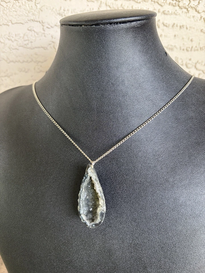 "Collar de cadena de plata de 23"" con colgante de rebanada de geoda natural gris druzy cristal" Foto 2 de 4