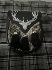 Halbkleid schottischer Kilt Sporran Hirschkopf Design mit grauem Kaninchenfell & Leder