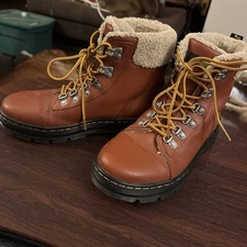 Dr. MARTENS WOMEN'S Size 8 SHERPA FUR LINED LACE-UP BOOTS Airwalk