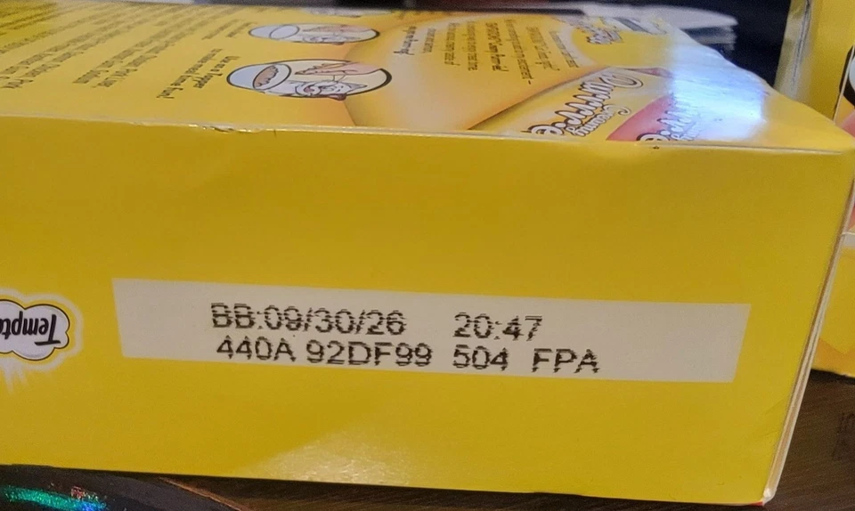 Paquete de variedad de golosinas cremosas para gatos Temptations con salmón pollo 16 bolsas Foto 4 de 4