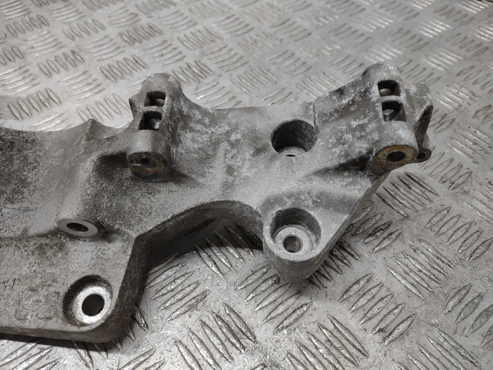 BOMBA DE DIRECCIÓN ASISTIDA Y SOPORTE ALTERNADOR VOLKSWAGEN GOLF GTI MK4 1997-2004  Foto 2 de 4