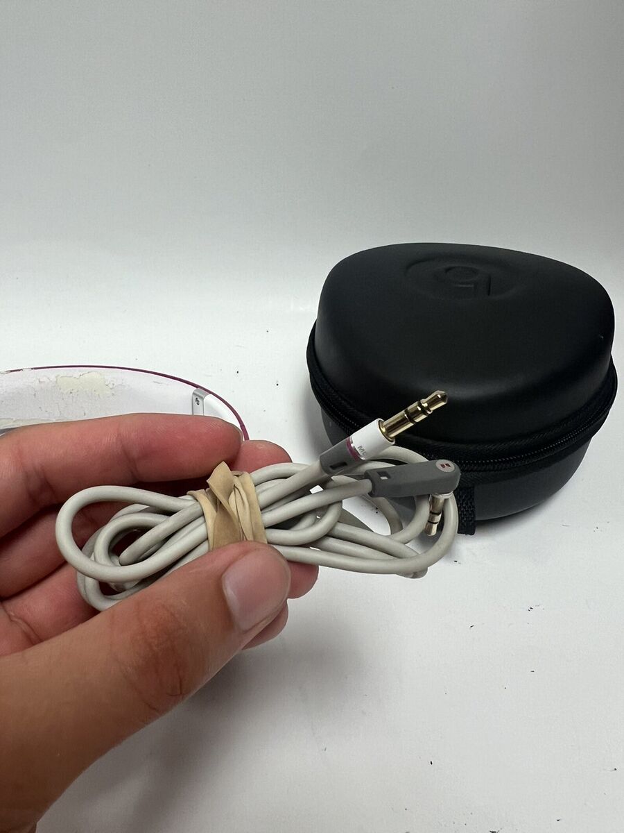 Beats Studio (1st Generation) Wired Headphones with Case Beats Studio (1st Generation) Wired Headphones with Case