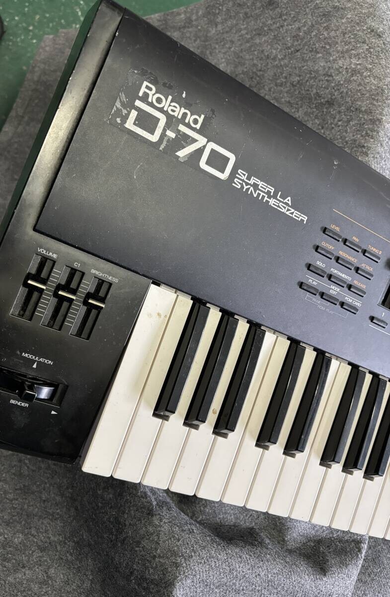 Roland D70 D-70 Super LA Synthesizer 76 Keys HARD CASE EXTRA