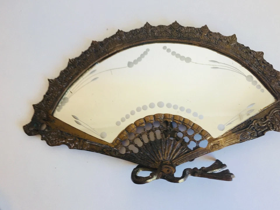 Tocador tocador tocador con forma de abanico de bronce antiguo de 8,5" x 15" marco de espejo grabado español Foto 3 de 4