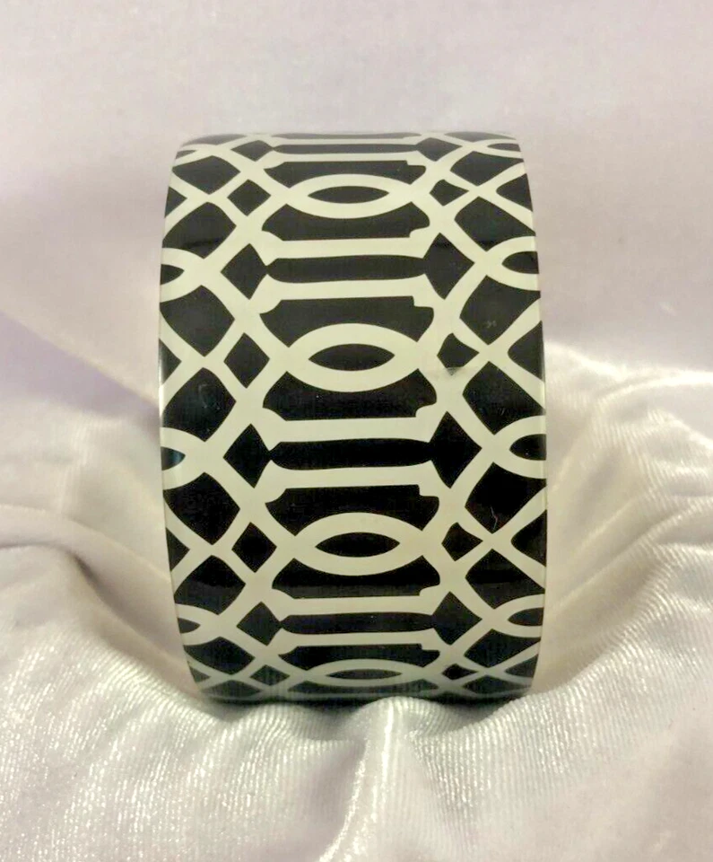 Brazalete ancho tono dorado diseño geométrico blanco y negro MUD PIE Foto 2 de 4