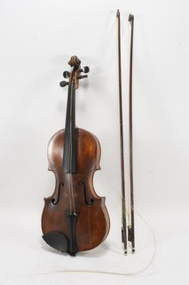 Q54W35 Vecchio violino con valigetta e due archi