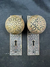 Lockwood 1900 Cairo Door Knob and Back Plate Passage Set H-26200