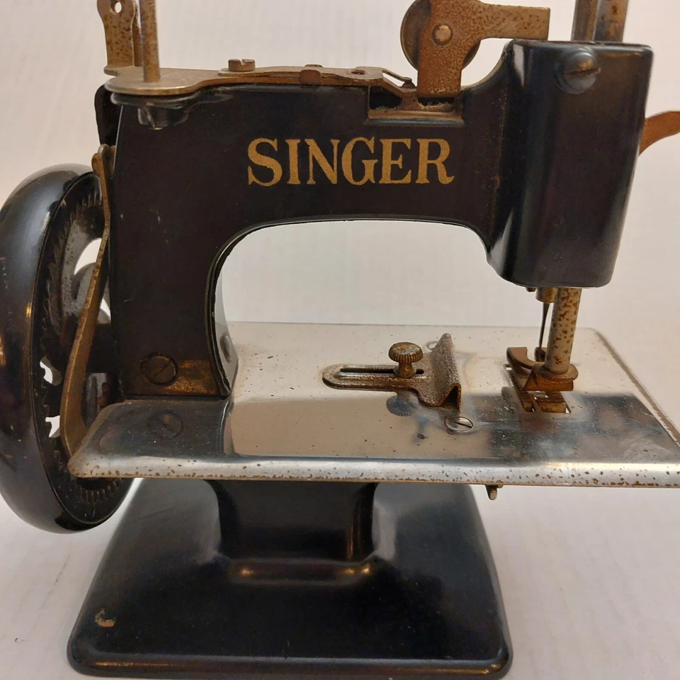 De colección. Mini juguete pequeño Singer Sewhandy negro marca de comercio a máquina talla infantil Ht. 6,5 Foto 3 de 4