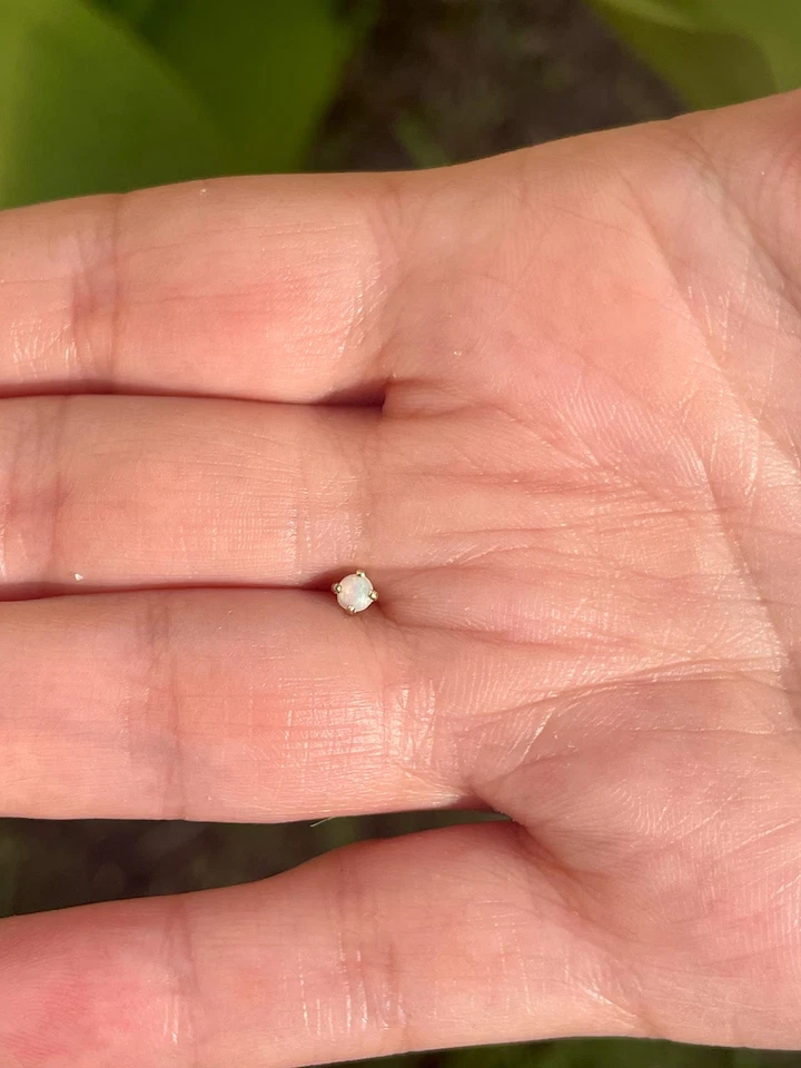 Tapa dérmica con perno Labret de ópalo genuino de 3 mm con superficie de oro amarillo macizo de 14 K Foto 4 de 4