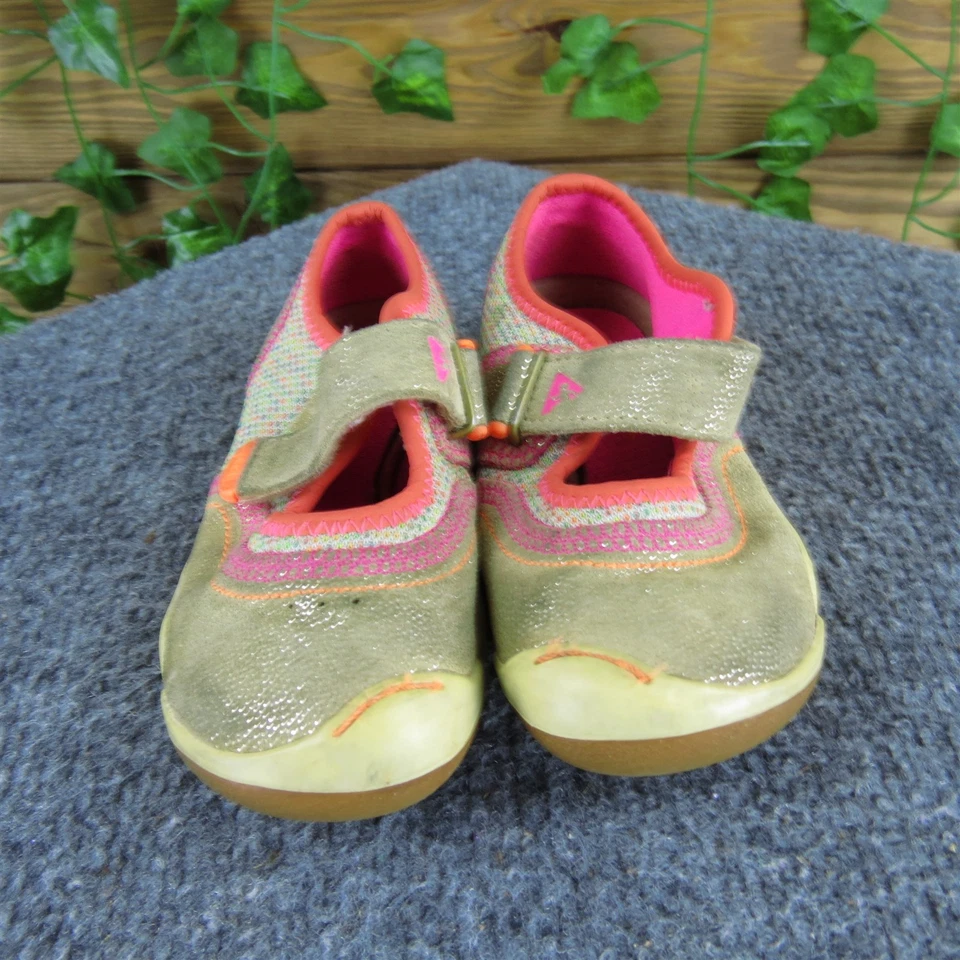 PLAE Niñas Mary Jane Emme Brillo Talla T 8.5 Mediano Cuero Taupe Gancho y Lazo Foto 2 de 4