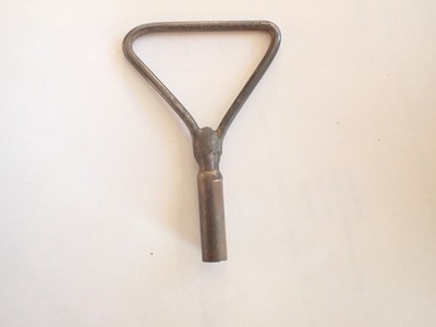CLOCK WINDING KEY FITS WELL ON POST 3.00 MM, SPINS ON 2.75 MM POST F