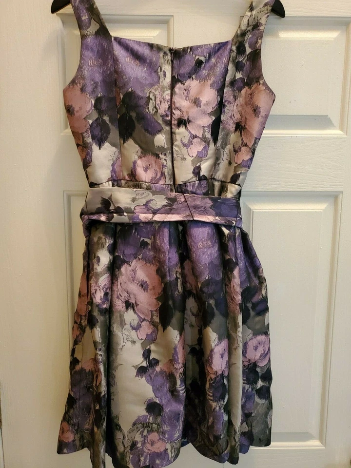 Vestido floral plisado gris, púrpura, rosa sin mangas Muse con cinturón - talla 6 Foto 2 de 4