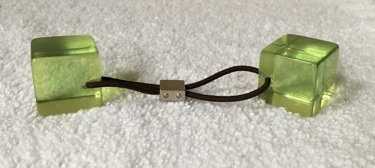 Louis Vuitton Green Hair Cubes Louis Vuitton Hair cube Green Plastic ref.1140100 - Joli Closet main image 2