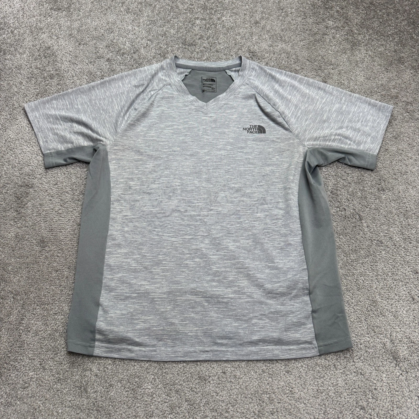 The North Face FlashDry T-Shirt Mens Small Gray V-Neck Short Sleeve Active Tee