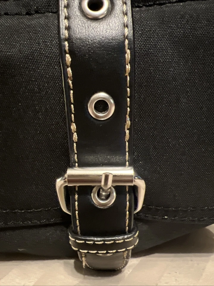 Bolsa de lona preta Franco Sarto interior azul e verde. Inclui guarda-chuva/bolsa - Imagem 3 de 4