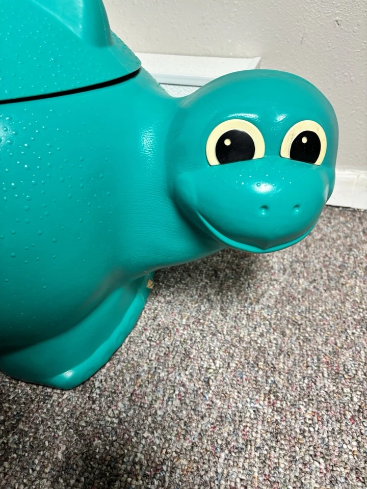 Dinosaurio Rubbermaid verde azulado tapa extraíble caja de juguetes cofre de almacenamiento de colección raro Foto 2 de 4