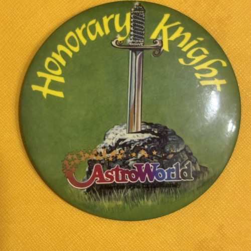 SPILLA VINTAGE anni 80 AstroWorld 3,5” Nottingham Village “CAVALIERE” PINBACK ThemePark RARA - Foto 5 di 5