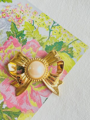 Givenchy Vintage 80er Jahre große weiße Kreis Perlen durchbrochen Knoten Schleife Band, Brosche