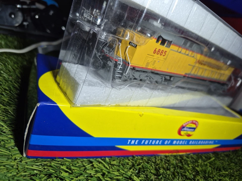 HO Athearn Southern Pacific ATH77687 SD40R #6885 DC Sound / DCC Ready (JF20) - Image 2 of 4