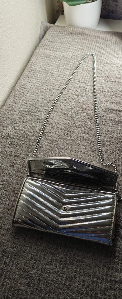 Hermoso bolso de mano/hombro Chevron plateado Forever 21 Foto 2 de 4