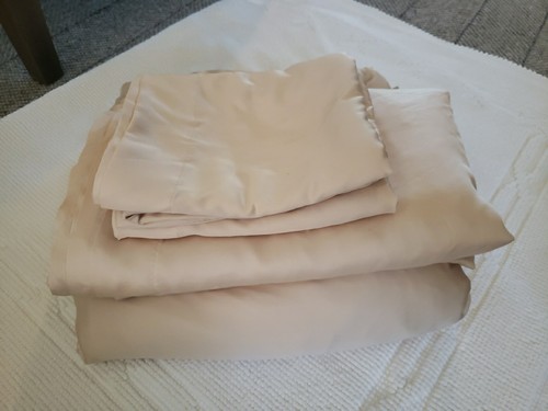 West Elm seidiges Tencel Queen Spannbetttuch & flaches Laken & Standard Kissenbezüge, Muschelrosa