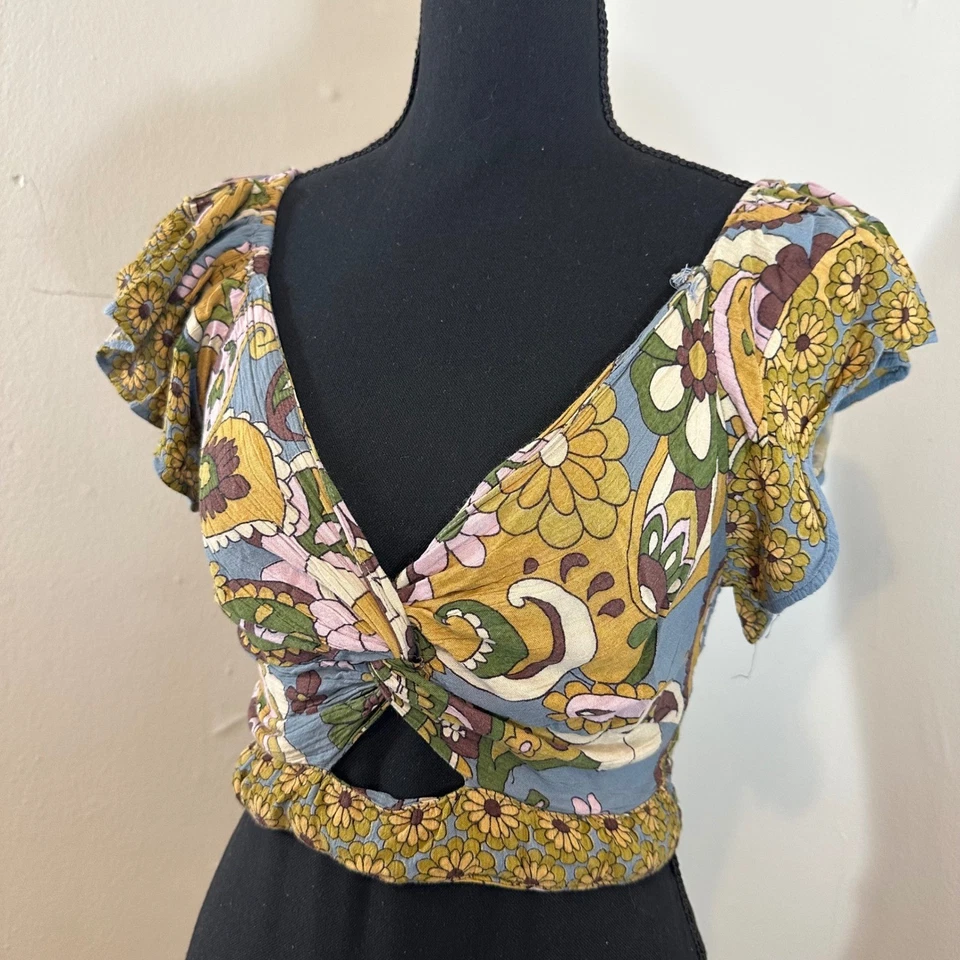 Blusa bohemia floral torcida frontal recortada con volantes mangas Foto 2 de 4