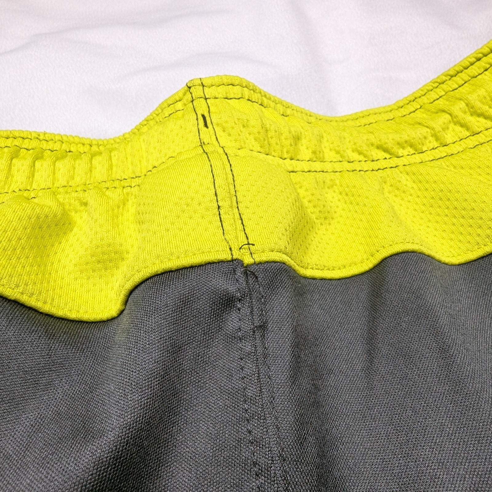 Reebok Men's Activewear Shorts Medium Black/Yellow Used thumbnail 5