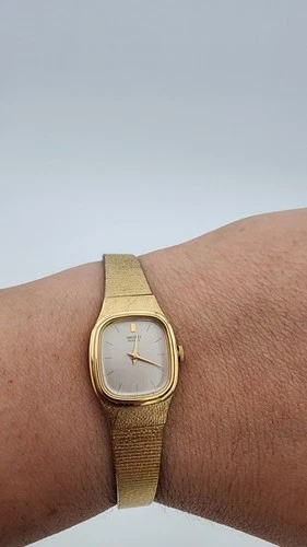 Vintage Seiko Quartz Gold Tone Ladies Watch Rectangular Case Integrated Bracelet