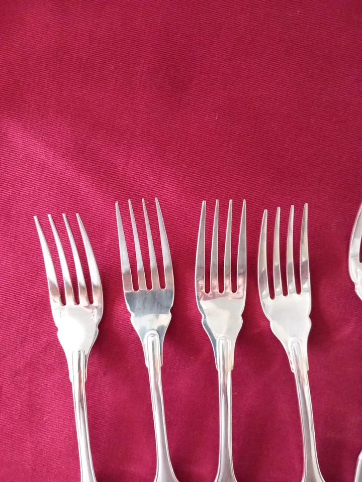 CHRISTOFLE: 12 Forchette Da Pesce In Metallo Argentato Modello Versailles - Immagine 3 di 4