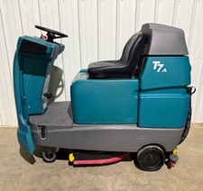 Tennant T7 26" Riding Disk Floor Scrubber