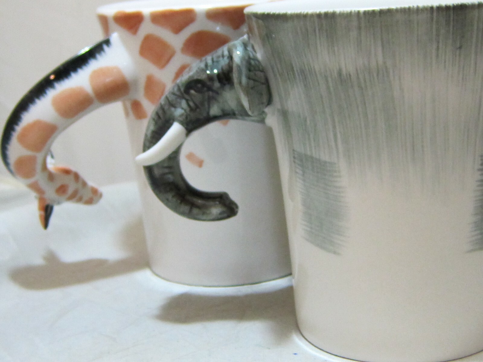Pier 1 One Imports Elephant & Giraffe Handle Large 3D Coffee Mugs 18oz