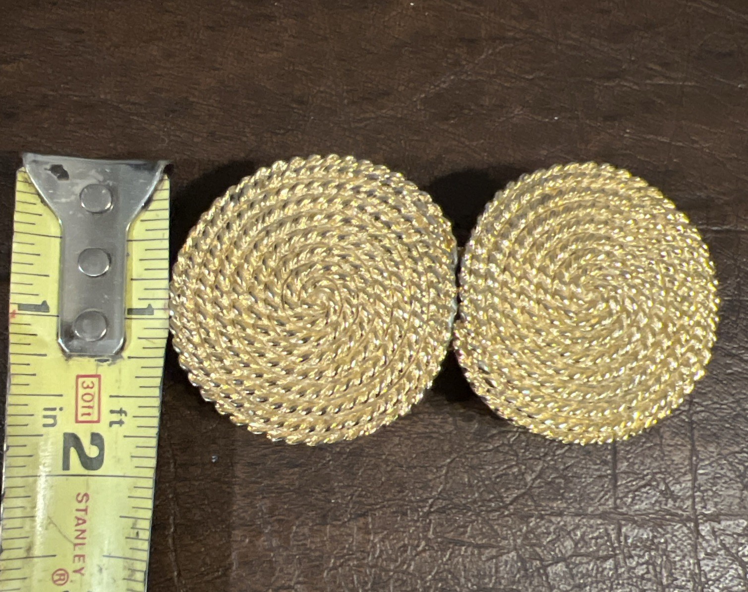 как выглядит Douglas Paquette Signed golden Metal SPIRAL rope design Interlocking Belt Buckle фото