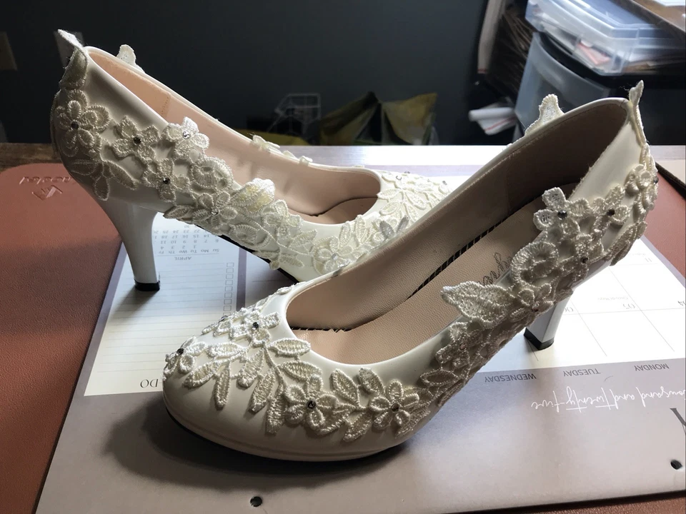 Jhengren White Lace Floral Appliqué Wedding Bridal 6.5-7 EUC Red Bottom Shoes - Image 2 of 4
