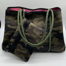 Borsa da viaggio Haute Shore verde mimetica rosa con polso in neoprene Grayson
