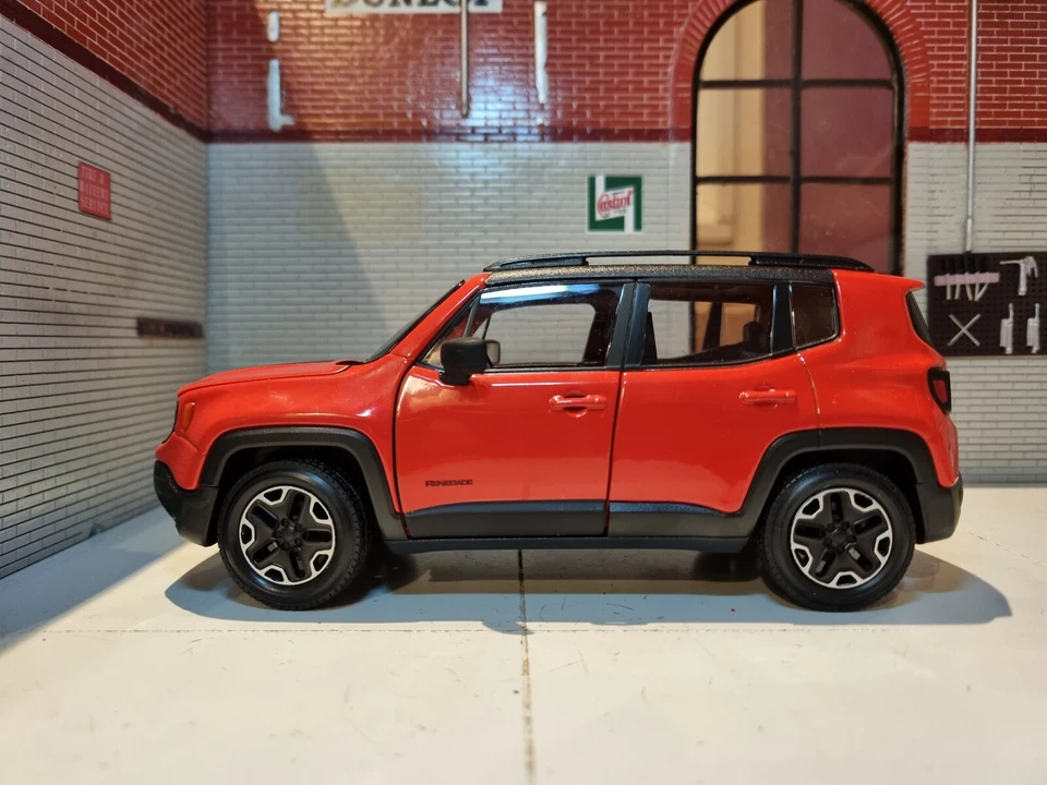 Jeep Renegade Trailhawk 2015 Red 1:24 Scale Detailed Diecast Welly Model - Image 4 of 4