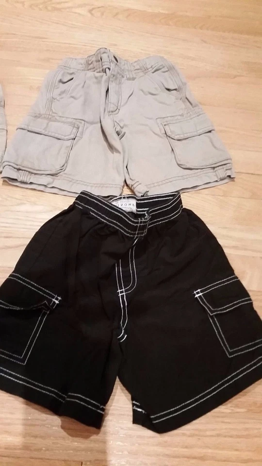 Lote de 4 shorts Arizona meninos tamanho 4T bronzeado carga, cáqui, preto, cinza casual - Imagem 2 de 3