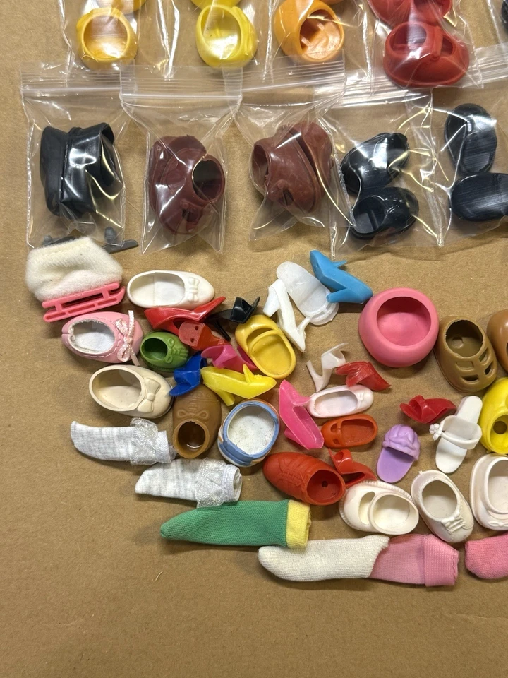 LOTE de muñecas, zapatos, ropa de colección estilo pastel corto fresa surtido Foto 3 de 4