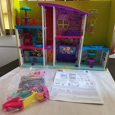 Polly Pocket Playset with 3-inch Doll & Party Accessories, Poppin' Party Pad