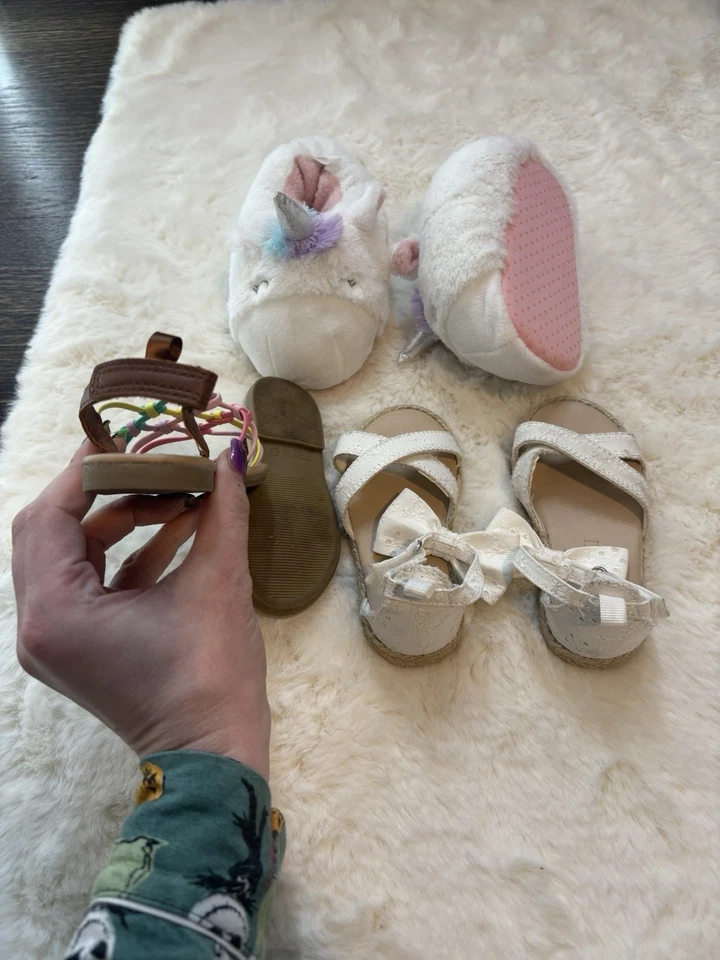 Paquete de zapatos Carters para niñas talla 6, las sandalias están en buen estado, las zapatillas unicornio están nuevas sin etiquetas Foto 3 de 3