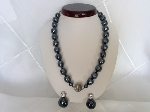 VINTAGE ‘BUTLER & WILSON’ FAUX PEARL BEADED NECKLACE & CLIP ON EARRINGS SET - Picture 3 of 11