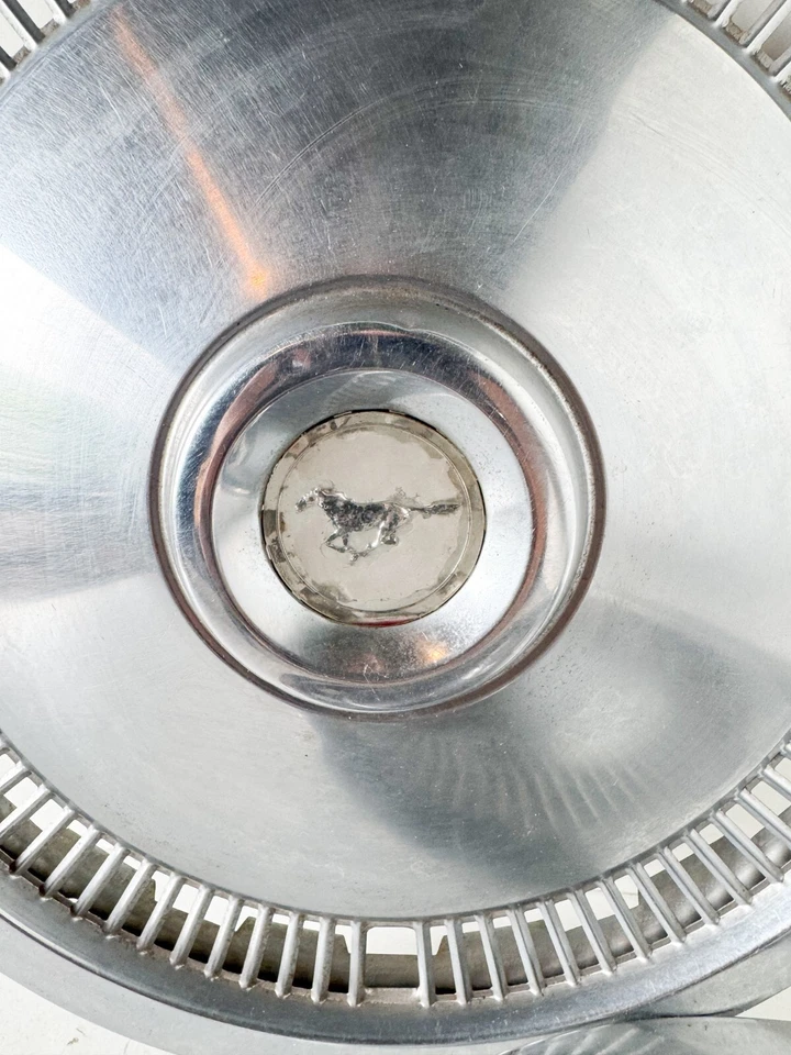 ONE 1975 1976 1977 1978 FORD MUSTANG II 14" cubierta de rueda tapacubos EL11 Foto 3 de 4