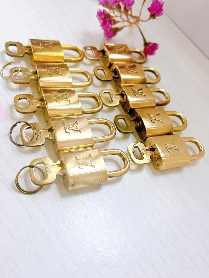 Louis Vuitton Cerradura y Llave Candado Lote Juego de 10 Oro Número Aleatorio Casi Nuevo Foto 3 de 4