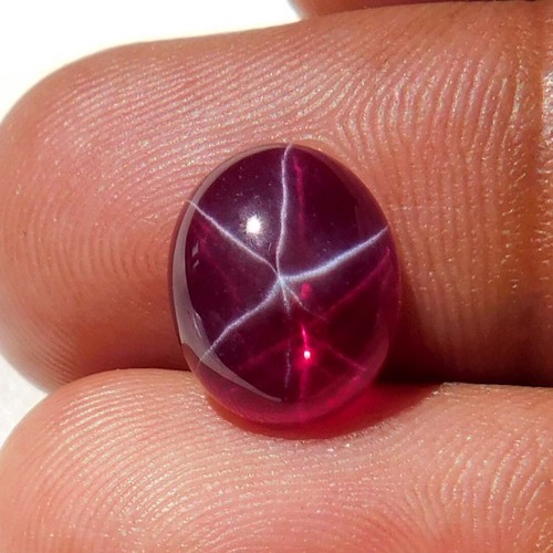 Rubis Naturel Ovale En Cabochon - 4,72 Carats - Couleur Rouge Sang - Dimensions 11,23 X 8,85 Mm