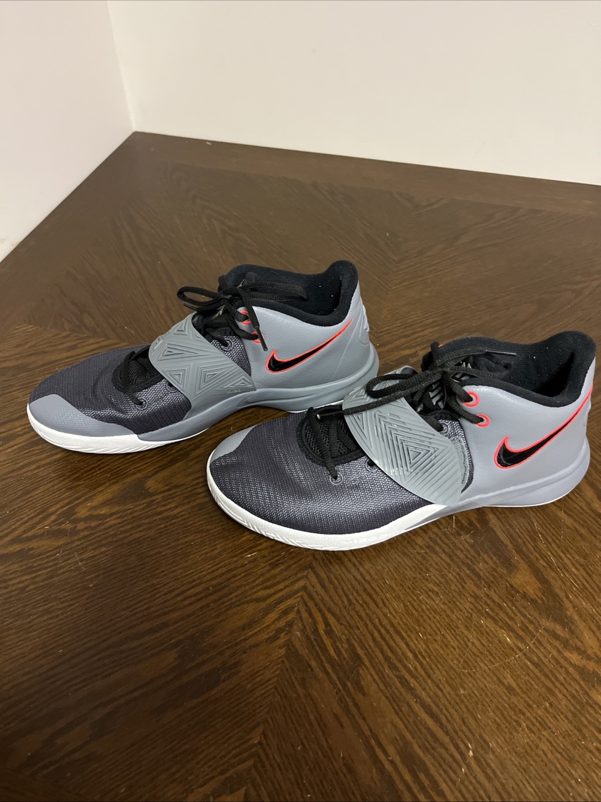 Authentic Nike Kyrie Flytrap 3 Cool Grey Basketba… - image 1